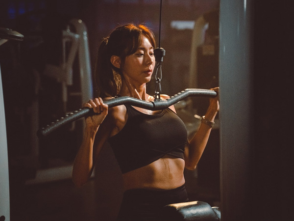 Bikin Iri, Uee Tunjukkan Badan Atletis di Drama 'Live Your Own Life'