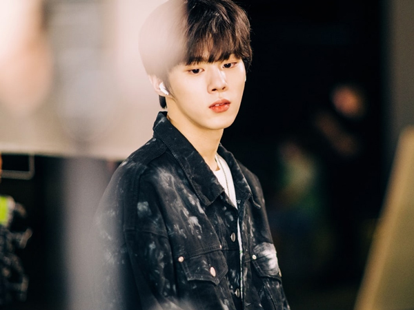 Siap Debut Akting, Kim Wooseok Jadi Cowok Kesepian di Drama ‘Twenty Twenty’