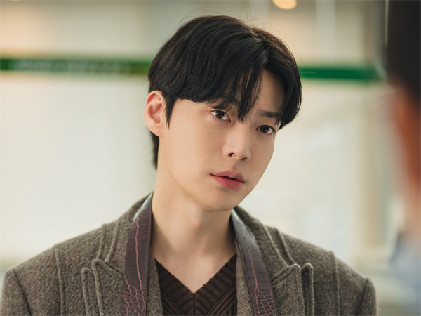 Penampilan Ahn Jae Hyun Jadi Dokter Tampan di Drama Baru