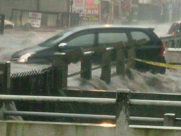 Terjadi Lagi dan Hancur Berat, Ini Kondisi Mobil Yang Hanyut di Banjir Besar Bandung Jilid II