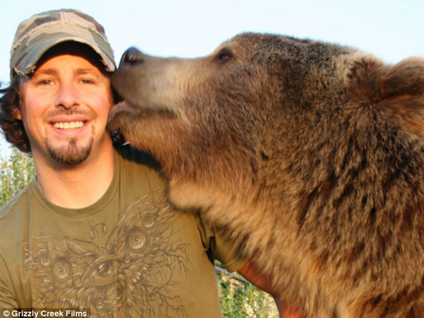 Wow, Pria Ini Bersahabat dengan Seekor Beruang Seberat 360 Kg!