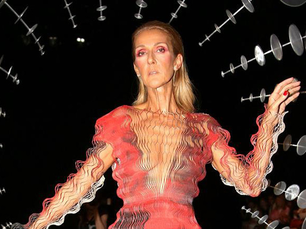 Celine Dion Tampil Memukau dengan Tubuh Kurus di Paris Fashion Week