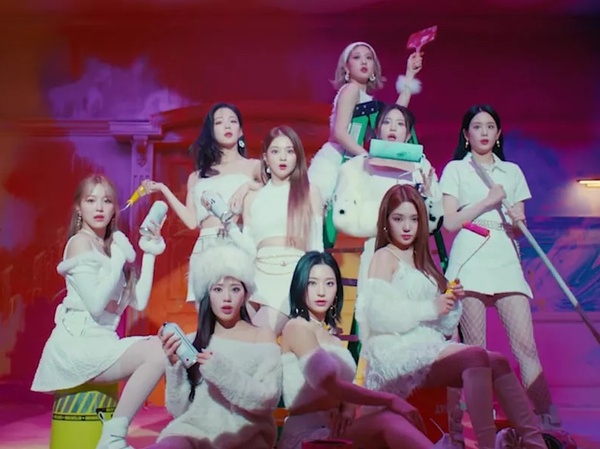 fromis_9 Tampil Playful di MV 'DM'