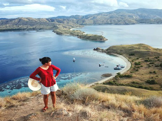 Main dengan Ikan Pari, Ini 7 Destinasi Wisata yang Bisa Kalian Kunjungi di Taman Nasional Komodo!