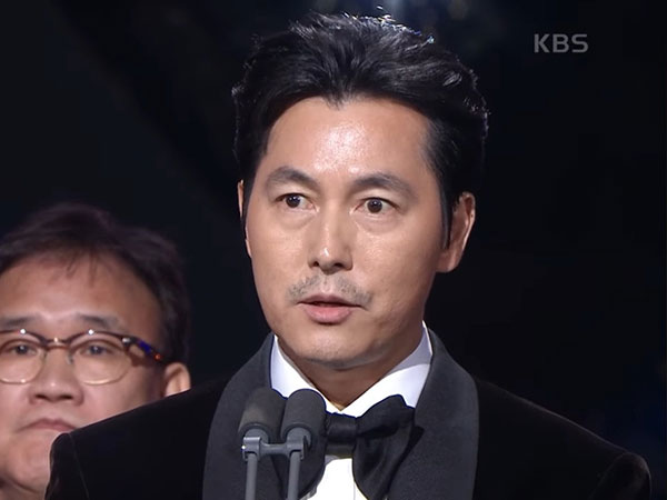 Jung Woo Sung Minta Maaf dan Bicara Soal Putranya di Blue Dragon Film Awards