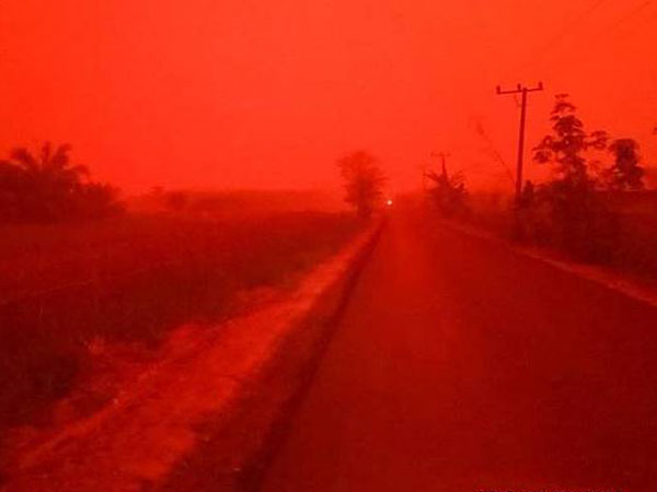 Penjelasan Fenomena Mengerikan Langit Jambi Sempat Berwarna Merah di Siang Hari