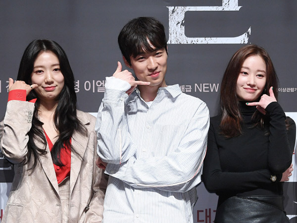 Dikira Aktor, Ketampanan Sutradara Film Terbaru Park Shin Hye Bikin Salah Fokus