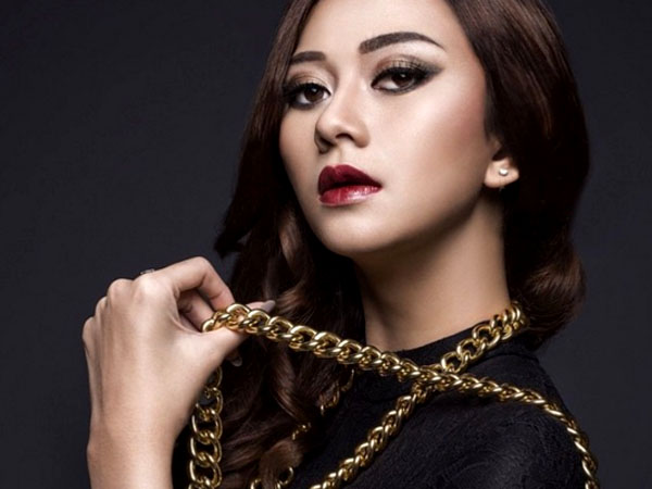 Tak Lagi Pacari Glenn Fredly, Aura Kasih Unggah Foto Peluk Samuel Rizal