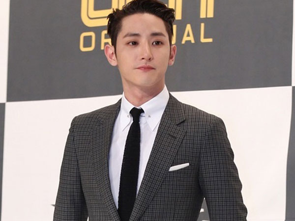 Pergi Diam-diam, Begini Penampilan Tampan Lee Soo Hyuk dengan Seragam Wajib Militer!