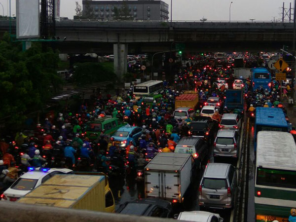 Hujan Deras Terus Menerus, Hindari 10 Titik Ruas Jalan Berikut yang Macet Parah