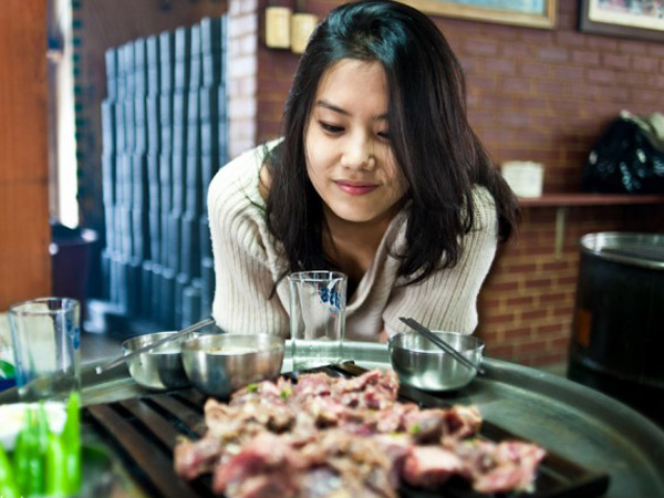 Berat Badan Hingga Kualitas Tidur Bisa 'Terancam' Jika Punya Kebiasaan Makan Malam Lewat Jam 9