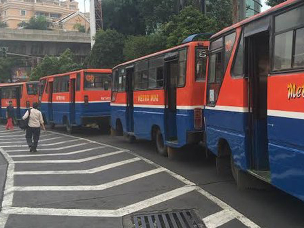 Ahok Cuek Metro Mini Mogok, Transjakarta Angkut Penumpang di Jalan dan Gratis