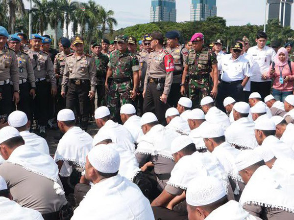 Siap Serukan 'Asmaul Husna', Pasukan Polisi Bersorban Putih Ikut Kawal Unjuk Rasa 4 November