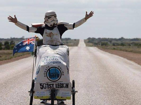 Hobi Beramal, Pria Ini Berjalan Sejauh 15.000 Kilometer Dengan Kostum A la Star Wars