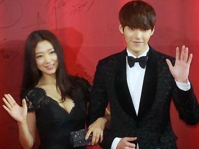 Park Shin Hye & Kim Woo Bin Berangkat Ke Cina Untuk Anhui TV Drama Awards