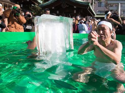 Kanchu Misogi, Ritual Berendam Sambil Peluk Balok Es di Jepang