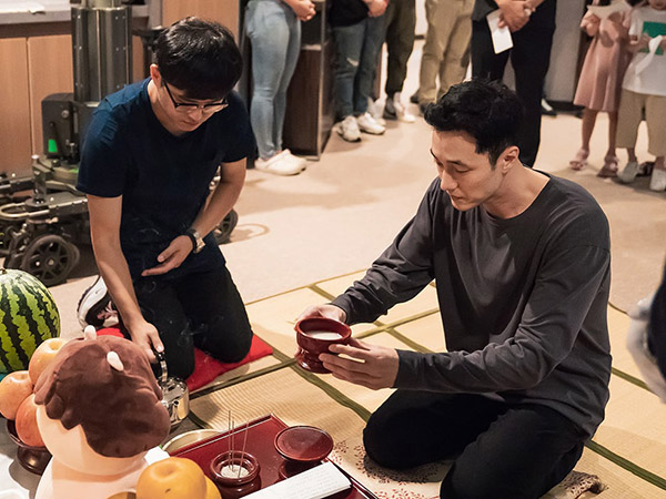 Jelang Tayang, Pemain dan Kru Drama Terbaru So Ji Sub Jalani Ritual Keberuntungan