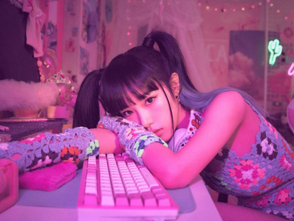 Choi Yena Masuk ke Dunia Game di MV 'Smartphone'