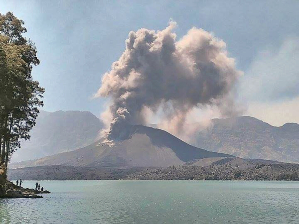 Erupsi Gunung Rinjani, Dua Bandara Besar Ditutup Hingga Kamis