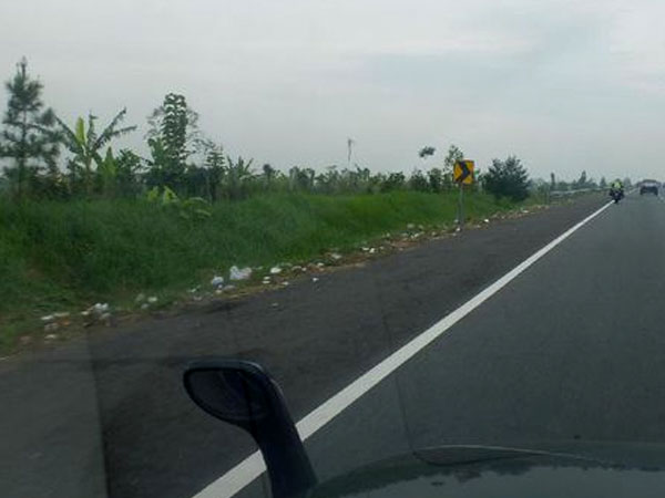 Miris, Pemudik Tinggalkan Tumpukan Sampah di Pinggir Jalan Tol Cipali