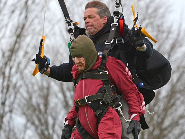 Ekstrim, Nenek Ini Rayakan Ulangtahun ke-100 dengan Skydiving!