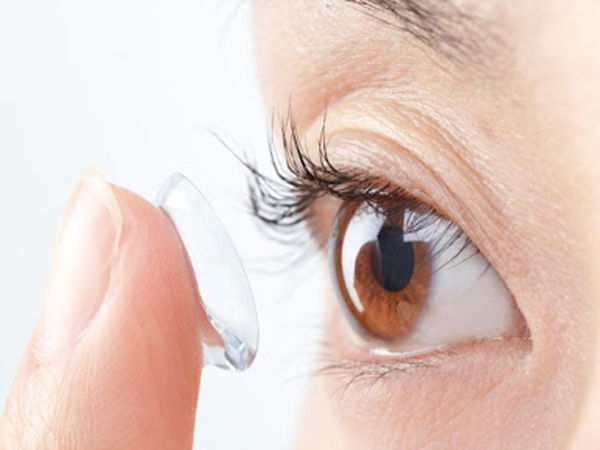 Ini Tips Memilih Lensa Kontak Tanpa Membuat Mata Iritasi