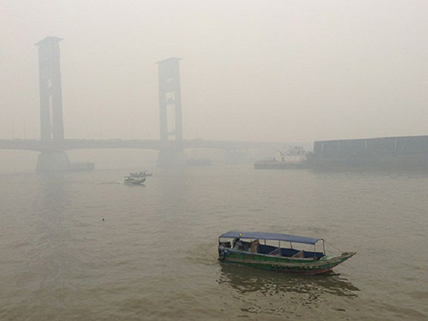 Titik Api di Sumsel Meningkat, Kabut Asap Kembali Selimuti Palembang