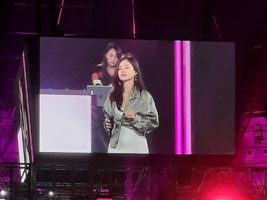 Lee Hi Ajak Penonton Nyanyi Bareng '1, 2, 3, 4' Hingga 'Breathe' di City Camp 2024