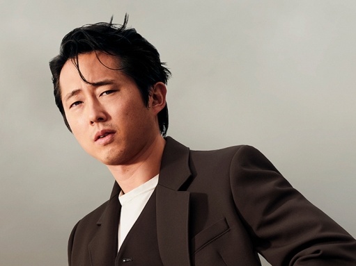 Steven Yeun Bintangi Film Bong Joon Ho bersama Robert Pattinson