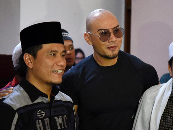 Sholat Jumat Perdana Deddy Corbuzier, Jadi Saksi Teman yang Masuk Islam