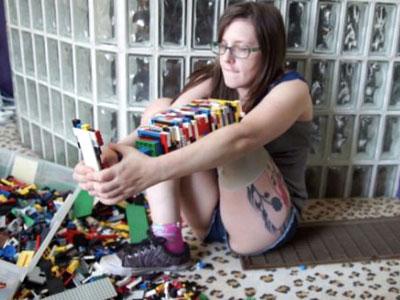 Kehilangan Kaki, Christina Jadikan Lego Sebagai Kaki Palsu