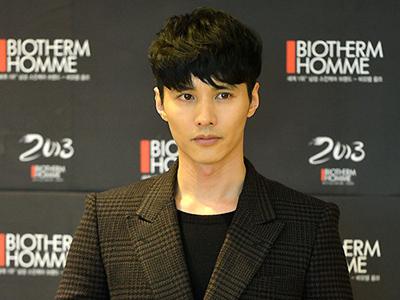 Won Bin Rayakan Natal dengan Anak-anak Penderita Leukimia