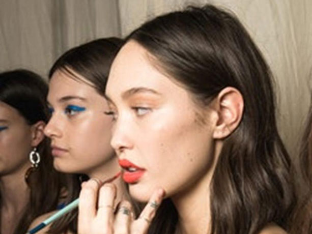 Berani Coba Tips Make-up Unik Aplikasikan Eyeliner di Bibir Ini?