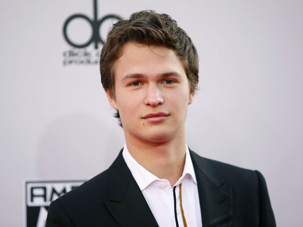 Pamer Abs, Ansel Elgort ‘The Fault In Our Stars’ Nikmati Liburan di Pulau Bali