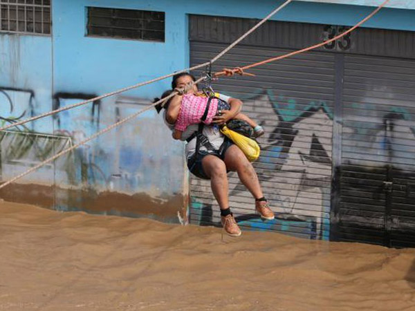 Pemandangan Menegangkan Warga Peru Berjuang Hadapi Banjir Bak Tsunami