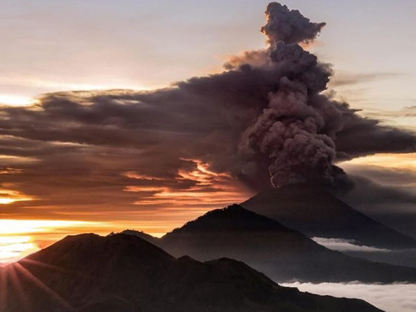 Abu Gunung Agung Mengancam, Bandara I Gusti Ngurah Rai Akhirnya Ditutup