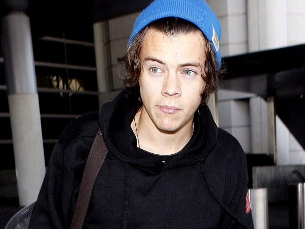 Harry Styles Terlihat Tampan dan Gagah dengan Rambut Pendek!