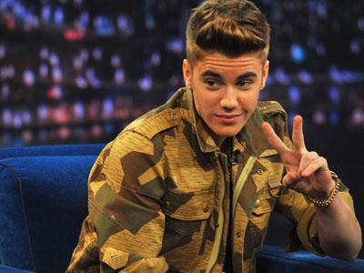 Mencium Mesra Manekin, Justin Bieber buat Fans Iri