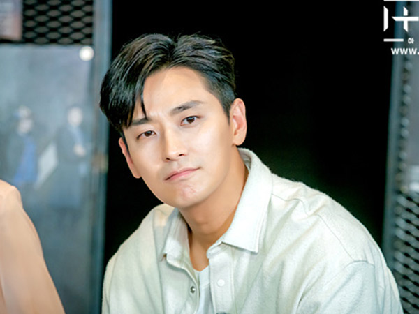 Joo Ji Hoon Sebut Syuting Drama 'Item' Lebih Sulit Dibanding 'Along with the Gods'