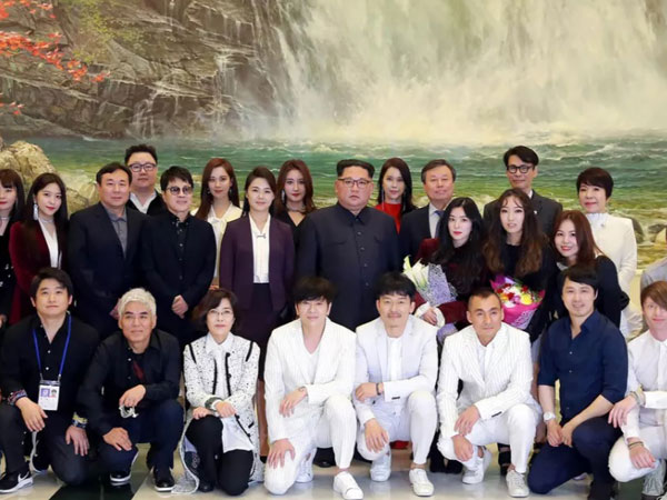 Kemunculan 'Balasan' Kim Jong Un Bertemu Para Idola K-Pop di Korea Utara