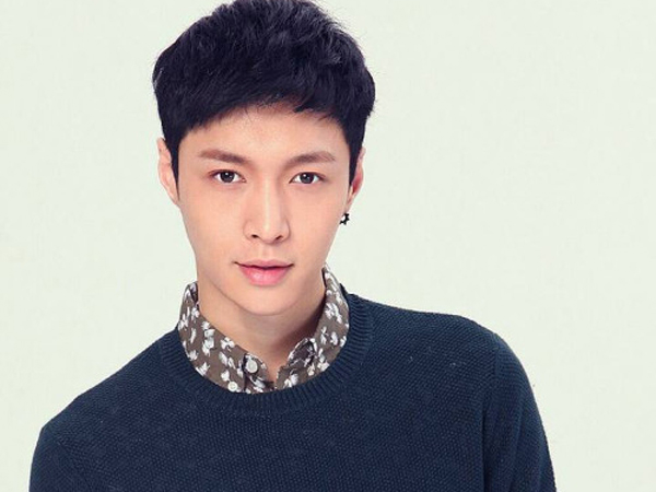 Terlihat di Lokasi Syuting 'Oh My God', Lay EXO Makan Bareng Kru!