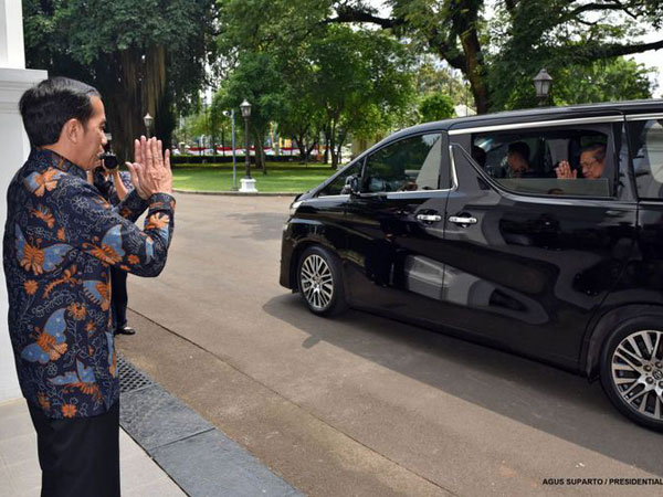 Saat Jokowi dan SBY 'Cipika-Cipiki' Disambut Tepuk Tangan Tamu-tamu Istana