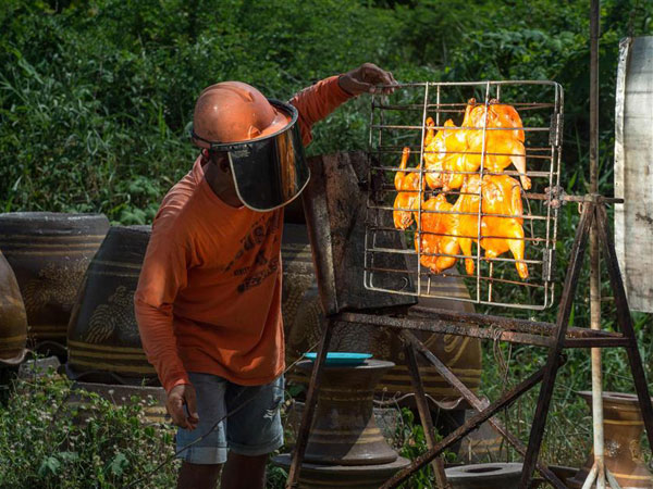 Uniknya Cara Masak Ayam Gunakan Sinar Matahari, 'Solar Chicken'!