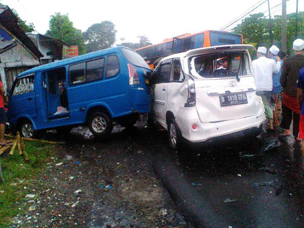 Lebih dari 10 Kendaraan Terlibat Tabrakan Beruntun di Kawasan Puncak