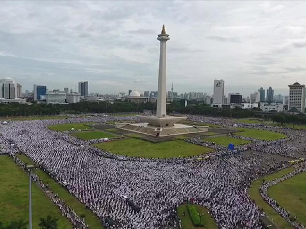 Berlangsung Tertib, Massa Aksi Damai 2 Desember Sempat Bentang Dua Bendera Raksasa