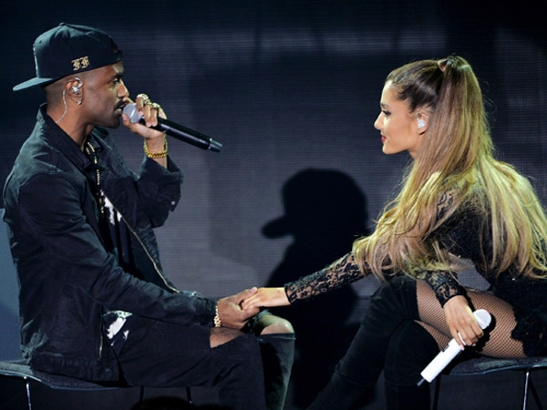 Pamer Kemesraan, Ariana Grande Beri Ciuman untuk Big Sean di Atas Panggung Konsernya!