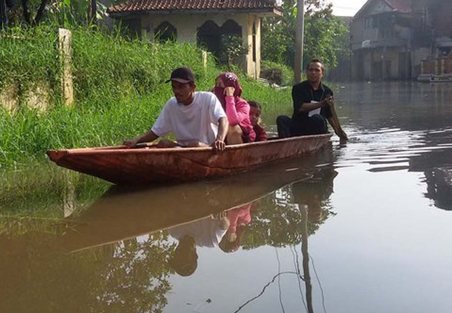 Demi Perubahan, Warga Kampung Ini Rela Terjang Banjir Untuk Nyoblos di TPS