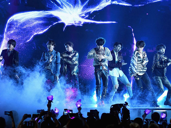 Penampilan Epik BTS Perdana Bawakan Lagu 'Fake Love' di #BBMAs