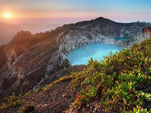 Dipercaya Sebagai Tanda Alam Dunia, Ini Sebab Warna Danau Kelimutu Berubah Lagi