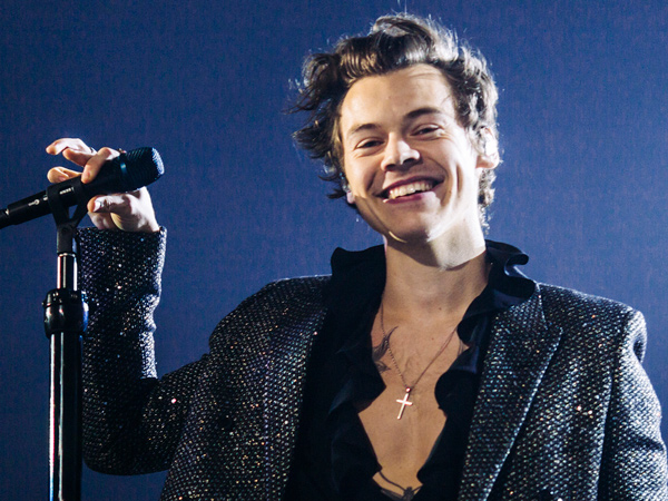 Gaya Harry Styles dengan Rambut Barunya, Bikin Penggemar Menggila